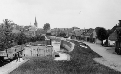 24769 Gezicht op de Rijkshulpschutsluis te Vreeswijk, uit het zuiden, met rechts het Frederiksoord.N.B. De gemeenten ...